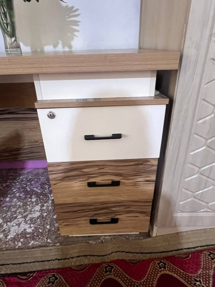 ميز مكتبي • ٣ جرارات • بابل الهاشميه