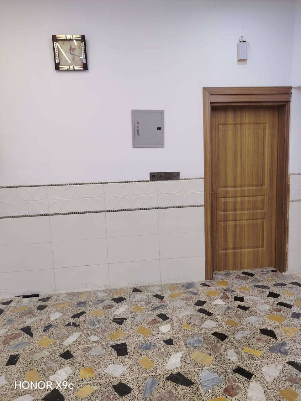 دار للبيع طابو صرف ١٧٥ متر واجهه ٧ متر وعمق ٢٥  بناا حديث   طابق ونصف  عنوان البيت كركوك حي النصر فرع عريض اتصل *********** يتكون من ٣ غرف واستقبال ومطبخ وصحيات وكراج
