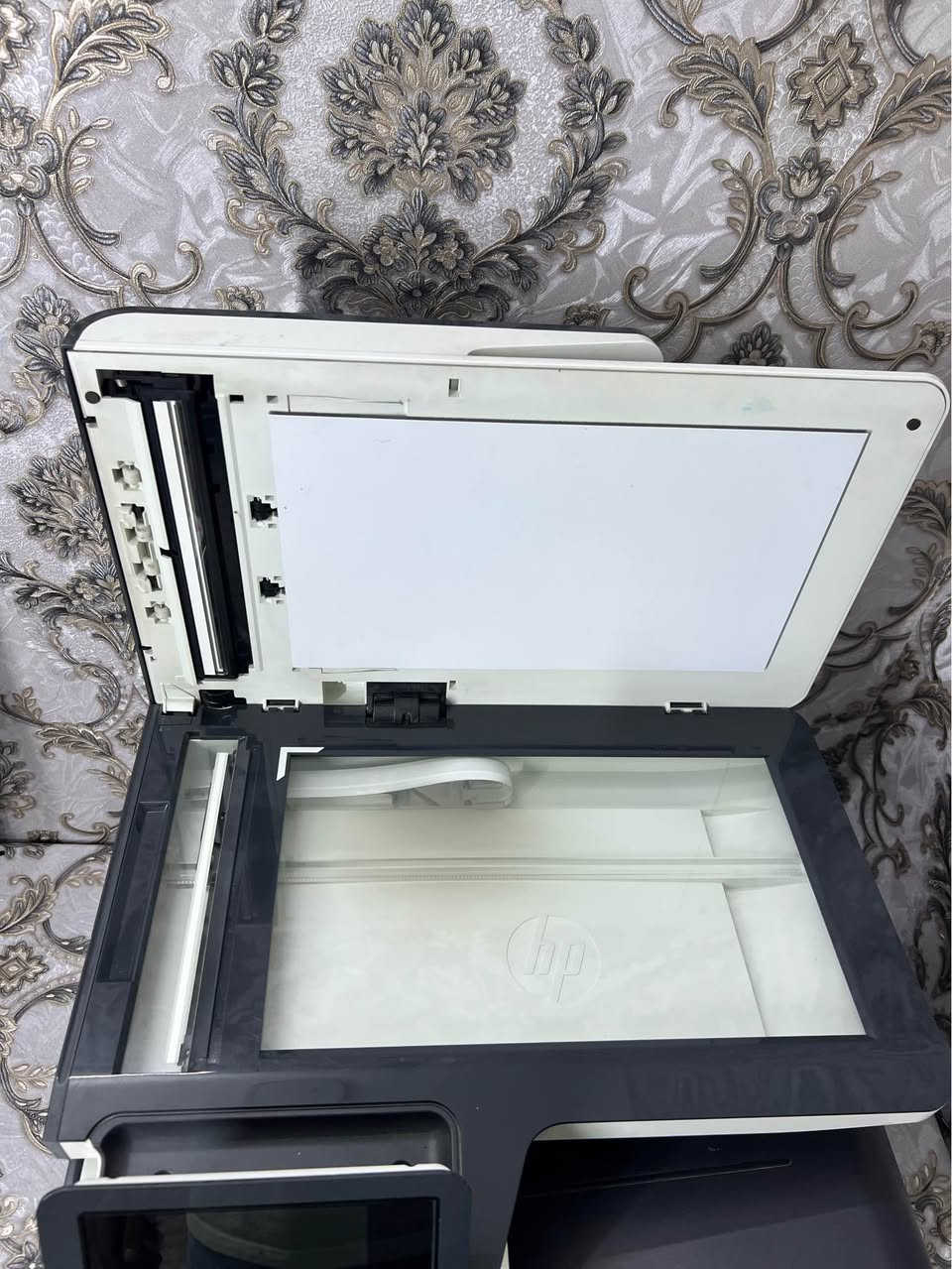 🖨️ طابعة HP PageWide Pro 477dw للبيع — أداء ممتاز واقتصادية جداً
للبيع طابعة HP 477 الغنية عن التعريف، بحالة ممتازة وجاهزة للعمل المباشر:
✅ المواصفات والخيارات:
 * النظافة: الطابعة شغالة ونظيفة جداً.
 * الماسح الضوئي (الاسكنر): شغال بكفاءة عالية.
 * الاتصال: تدعم الاتصال اللاسلكي (Wi-Fi) والربط المباشر مع الموبايل، بالإضافة للربط على الحاسبة.
 * الاقتصاد: اقتصادية جداً في استهلاك الحبر ومناسبة للأعمال اليومية والمكتبية.
 * الصيانة: داخلة صيانة مرة واحدة فقط (تبديل قطع لون أسود واحد).
 * العداد: عدد الصفحات المطبوعة 185,000 صفحة.
💰 السعر: 550,000 دينار عراقي (شامل التوصيل لجميع المحافظات).
🤝 ملاحظة: السعر قابل للتفاوض وبها مجال بسيط للجادين.
📞 للطلب أو الاستفسار: مراسلة الصفحة أو الاتصال على الرقم: [***********] عمارة, ميسان
