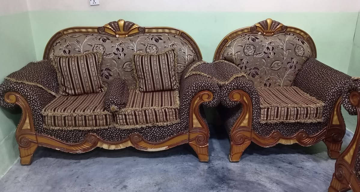 السلام عليكم ورحمة الله
تخم قنفات للبيع مع الكوشات كامل وجهين ب١٥٠ الف فقط نظيف وبعده جديد الي موشراي لا يراسل رجاءآ للاتصال ***********
