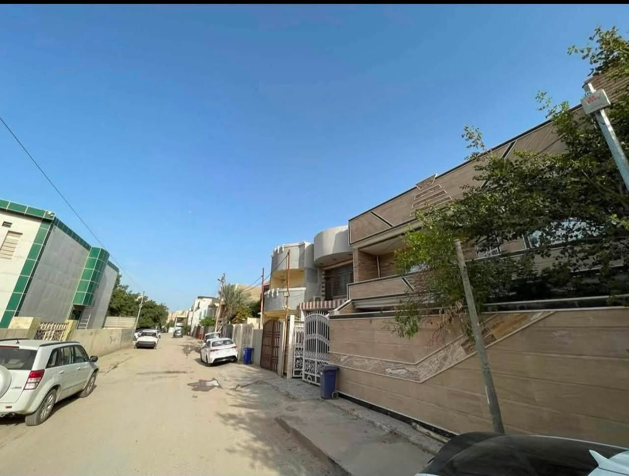 دار للبيع طابقين في بستان الحلو خلف المقام مباشرةً 220م الطابق الاول
يحتوي ع كراج سياره وحديقه واستقبال ومطبخ وكلدور وغرفة نوم وصحيات ومنور حول البيت
الطابق الثاني يحتوي على 3 غرف نوم وكلدور ومطبخ وصحيات 
الدار نظيف جدا والشارع رئيسي وتبليط ومجاري للاستفسار ***********
