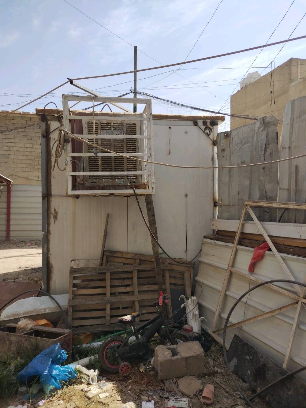 كرفان مع3 عارضات والمواد داخل المحل للبيع التواصل معنا عبر  الواتساب الرقم***********