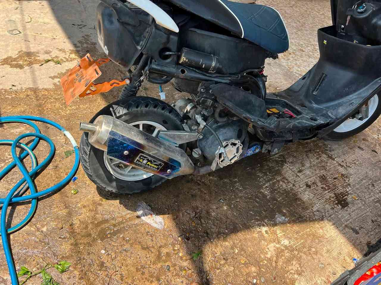 سلام عليكم دراجه لبيع نكره سلف ٣٠٠وبيه مجال دراجه صالنصه رياضيه المكان بغداد بياع شهداء الرقم ***********
