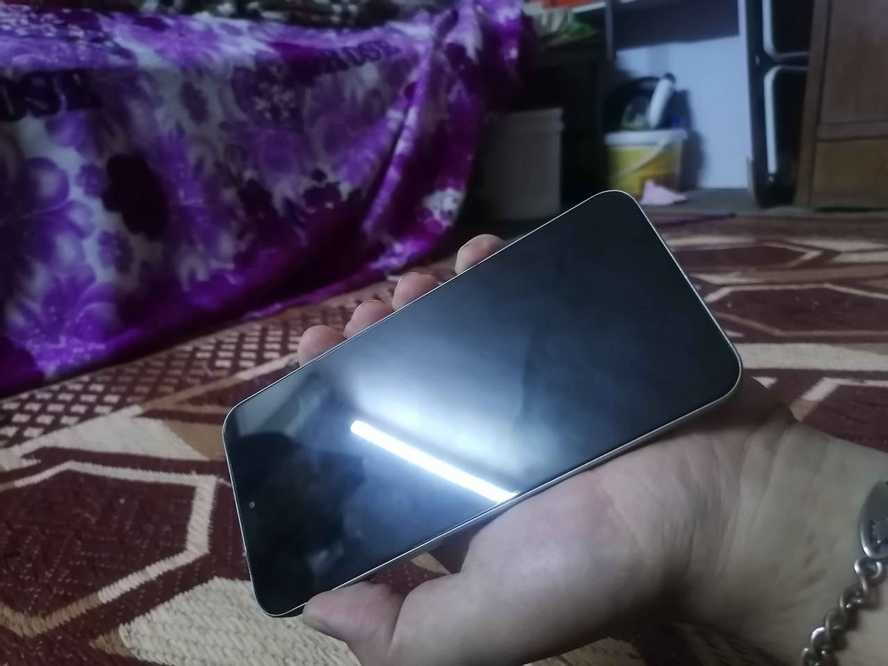 السلام عليكم جهاز هونر X9D
 مواصفات الجهازمقاومة الكسر السقوط: صُمم ليتحمل السقوط الصادم من ارتفاع يصل إلى 2.5 متر وحاصل على شهادة SGS للمتانة.
مقاومة الماء والغبار: معيار IP69K و IP68 الأعلى في الصناعة، مما يجعله مقاومًا للماء الساخن والضغط العالي.
الوزن والسمك: يبلغ وزنه حوالي 193 جراماً ونحيف بسمك 7.76 ملم.
التحكم الذكي: يدعم الاستجابة للمس تحت المطر الغزير أو أثناء ارتداء القفازات.
📺 الشاشة
النوع والحجم: شاشة مرنة من نوع OLED/AMOLED بحجم 6.79 إنش.
الدقة: وضوح عالي 1.5K بأبعاد (2640×1200 بكسل).
السطوع والسرعة: سطوع قياسي يصل إلى 6000 شمعة تحت الشمس، مع معدل تحديث 120 هرتز.
حماية العين: تقنيات مدمجة لتقليل الضوء الأزرق الضار وتعتيم بمعدل 3840 هرتز.
⚙️ الأداء والعتاد
المعالج: كوالكوم Snapdragon 6 Gen 4 ثماني النواة بتكنولوجيا 4 نانومتر.
الذاكرة العشوائية (RAM): يتوفر بنسخ 8 جيجابايت أو 12 جيجابايت (مع إمكانية توسيع الرام افتراضياً).
ذاكرة التخزين: مساحة داخلية ضخمة تبلغ 256 جيجابايت أو 512 جيجابايت.
نظام التشغيل: واجهة MagicOS 9.0 المبنية على نظام Android 15.
📸 الكاميرات
الكاميرا الخلفية الرئيسية: بدقة 108 ميجابكسل بفتحة عدسة F1.75 ومزودة بمثبت بصري OIS لمنع الاهتزاز.
الكاميرا الثانية: بدقة 5 ميجابكسل مخصصة للتصوير بزاوية واسعة جداً (Ultrawide).
الفيديو: يدعم تسجيل الفيديو بدقة 4K.
الكاميرا الأمامية (السيلفي): بدقة 16 ميجابكسل.
🔋 البطارية والشحن
السعة: بطارية سيليكون-كربون ضخمة جداً بسعة 8300 مللي أمبير تدوم حتى 3 أيام من الاستخدام.
سرعة الشحن: شحن سريع بقوة 66 واط.
الشحن العكسي: يدعم ميزة العمل كـ (Power Bank) لشحن الهواتف الأخرى عبر كابل بقوة 7.5 واط.
🌐 الاتصال وميزات إضافية
يدعم شبكات الجيل الخامس 5G.
يدعم شريحتين اتصال Dual SIM.
يدعم تقنية الـ NFC للدفع الإلكتروني والتوصيل السريع.
وهوه غني عن تعريف الجهاز يجي وحده بدون ملحقات فقط الجهاز واسخدام شخصي بس ملحقاته شاحنه ضايعه وكارتون تالف اسخدام كلش قليل مكفول من الشخط
سعر ٤٢٥ وبي مجال
*********** واتس للجادين
مكاني بغداد جديده بغداد, العراق
