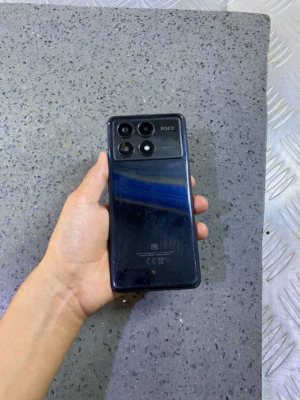 *POCO X6 Pro 5G - نسخة 512GB*

هاي المواصفات الكاملة للنسخة الـ 12GB رام + 512GB ذاكرة: bc07

*الأداء والمعالج*
- *المعالج*: MediaTek Dimensity 8300 Ultra بمعمارية 4nm
- *الأنوية*: Octa Core بسرعة توصل 2.2 GHz
- *الرام*: 12GB
- *الذاكرة*: 512GB
- *دعم الذاكرة الخارجية*: MicroSD لحد 1TB
- *نقاط AnTuTu*: +1,000,000 نقطة a6e8bc07

*الشاشة*
- *الحجم*: 6.67 انش
- *النوع*: 1.5K AMOLED / pOLED 120Hz
- *الحماية*: Gorilla Glass
- *بصمة*: مدمجة بالشاشة bc07a6e8

*الكاميرات*
- *خلفية*: 64MP OIS + 8MP Ultra Wide + 2MP Macro
- *أمامية*: 16MP
- *تصوير فيديو*: 4K bc07a6e8

*البطارية والشحن*
- *البطارية*: 5000 mAh
- *الشحن*: 67W Turbo Charging سريع
- *منفذ الشحن*: Type-C bc07

*معلومات أخرى*
- *النظام*: Android - يجي بـ Android 12/13 حسب النسخة
- *الشبكة*: 5G + Dual SIM Nano
- *الوزن*: 186g - 188g
- *مقاومة*: مقاوم للماء والغبار
- *الألوان المتوفرة*: أسود، أصفر، رمادي
- *اللي بالعلبة*: الجوال + الشاحن + كيبل Type-C + كفر + دبوس الشريحة bc07a6e85bc8

*نقاط القوة*
1. *أداء قوي جداً* بفئته السعرية بسبب الـ Dimensity 8300 Ultra
2. *شاشة 1.5K 120Hz* ممتازة للألعاب والفيديو
3. *شحن سريع 67W* يشحن البطارية بسرعة
4. *كاميرا 64MP مع OIS* وثبات بصري

تحب أعرفلك سعره حالياً بالعراق لو تريد مقارنة مع جهاز ثاني؟
