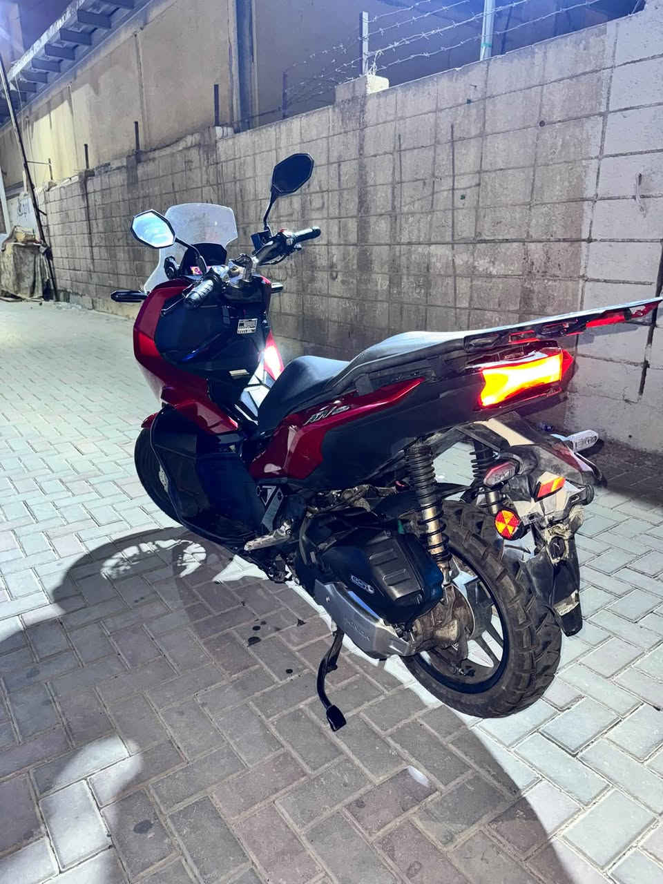 سلام عليكم حبايب من رخصه الادمن 
عندي دراجه honda adv 150 موديل 2023 دراجه جديده زيرو بعدها للبيع  نضيفه جدا بدون رقم بدون حادث بس شخوط بسيطه الدراجه نضيفه وحته دهنها بدلته جديد موتل سعرها 35 ورقه وبيها مجال للطيبين للاستفسار ***********
والي متعجبه الدراجه او السعر انشالله يلكه ارخص واحسن منها ❤️
