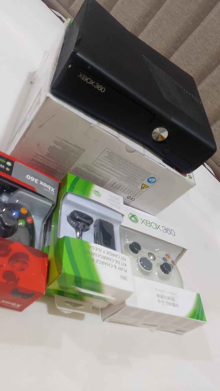 اكس بوكس 360 
مع يدات 3 
وهارد العاب يوجد بداخله العاب Singapore

نص مكتوب في الصور:
- للبيع جهاز اكس بوكس 360 استمتع بأفضل ألعاب الفيديو جهاز أصلي XBOX 360 يعمل علي الهارد مع يد تحكم (قابلة للاستخدام) بحالة جيدة ومناسب للعب السعر فقط 150.000 دينار عراقي فرصة رائعة للمحبين الألعاب للتواصل ***********
- realme Shot on realme C51 2026 08 19 09:36