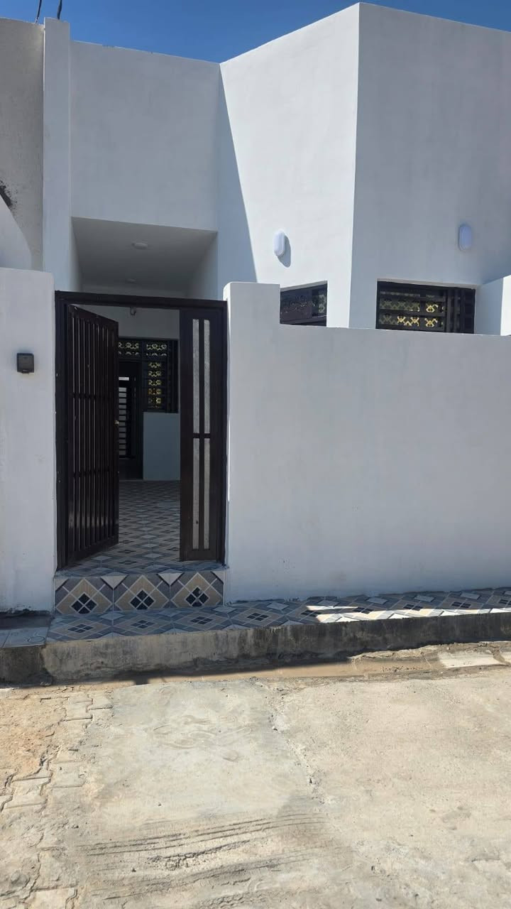 نسلام عليكم بيت للبيع  بحي الامين 100 متر طابقين بنرلت الساده الفؤادين بناء جديد مامسكون بناء حديث بنائه كله طابوك *********** السعر وباقي التفاصيل اتصل
