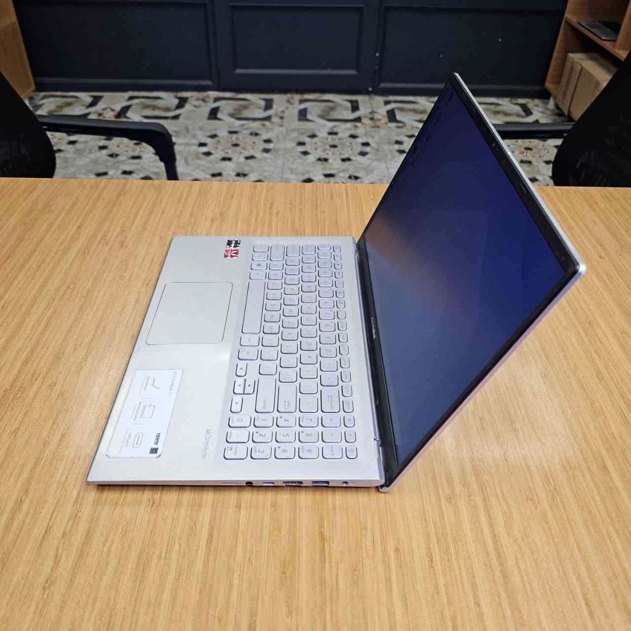 ✨ أناقة خفيفة، وأداء يعتمد عليه! ASUS VivoBook 15 💻
​تبحث عن لابتوب أنيق بشاشة واسعة، خفيف الوزن، ومناسب تماماً للدراسة، العمل اليومي، وتصفح الوسائط بدون أي تهنيج؟ هذا الجهاز المميز باللون الفضي الشفاف (Transparent Silver) هو الخيار الأنسب لك!
​🔹 المواصفات الفنية للجهاز:
​⚙️ المعالج (CPU): AMD Ryzen 5 - 3500 (4 Core & 8 Thread) — أداء ممتاز وسلس للمهام اليومية المتعددة.
​🎮 كارت الشاشة (GPU): AMD Radeon 4GB + خارجي 2GB — لتشغيل البرامج المرئية والتطبيقات بكفاءة.
​💾 الذاكرة العشوائية (RAM): 8GB DDR4 — سرعة واستجابة ممتازة.
​💽 التخزين (SSD): 256GB SSD NVMe M.2 — إقلاع خاطف للنظام ونقل سريع للملفات.
​🖥️ الشاشة: 15.6 بوصة FHD IPS Filter — شاشة واسعة ومريحة للعين بألوان صافية.
​🪶 الوزن: خفيف جداً (1.60Kg) وسهل التنقل في الحقيبة.
​🎨 اللون: فضي شفاف أنيق (Transparent Silver).
​🔌 المنافذ والتقنيات: WiFi, Bluetooth, Webcam, 3x USB, Type-C, HDMI, Audio Jack.
​🔍 الحالة: مستعمل نظيف جداً بحالة ممتازة (Second Hand).
​🎁 العروض والضمان:
​🛡️ ضمان شامل لمدة سنة كاملة لتشتغل وأنت مرتاح البال.
​🎁 باكيج 11 هدية وخدمة مميزة مجاناً مرفقة مع الجهاز!
​⚠️ تنبيه: متوفر قطعة واحدة فقط حالياً!
​📲 لمعرفة السعر أو الاستفسار والحجز، تواصل معنا مباشرة عبر الواتساب أو الرسائل:
📞 ***********
​📍 العنوان: السليمانية - منطقة قولەرەیسی - خلف مسجد الشهيد مريوان (متجر Shazad Technology).

​✨ جوانی و سووکی، لەگەڵ ئادایەکی باوەڕپێکراو! ASUS VivoBook 15 💻
​بەدوای لاپتۆپێکی شیک، سووک و بە شاشەیەکی گەورەدا دەگەڕێیت بۆ خوێندن، کاری ڕۆژانە و بینینی ڤیدیۆ بەبێ هیچ خاوبوونەوەیەک؟ ئەم ئامێرە بێئەندازە جوانە بە ڕەنگی زیوی درەوشاوە (Transparent Silver) باشترین هەڵبژاردنە بۆ تۆ!
​🔹 تایبەتمەندییەکانی ئامێرەکە:
​⚙️ پرۆسێسەر (CPU): AMD Ryzen 5 - 3500 (4 Core & 8 Thread) — کارکردنی خێرا و ڕەوان بۆ ڕاپەڕاندنی کارەکانی ڕۆژانە.
​🎮 کارتی گرافیک (GPU): AMD Radeon 4GB & External 2GB — گونجاو بۆ بەرنامە دیدارییەکان و بەکارهێنانی ڕۆژانە.
​💾 ڕام (RAM): 8GB DDR4 — خێرایی و ئادایەکی باش.
​💽 بیرگە (Storage): 256GB SSD NVMe M.2 — خێراییەکی بەرز لە هەڵکردنی سیستەم و کردنەوەی فایلەکاندا.
​🖥️ شاشە: 15.6 ئینج FHD IPS Filter — شاشەیەکی گەورە و ڕوون کە چاوەکانت ماندوو ناکات.
​🪶 کێش: زۆر سووکە (1.60Kg) و زۆر ئاسانە بۆ هەڵگرتن و گواستنەوە.
​🎨 ڕەنگ: زیوی بریقەدار (Transparent Silver).
​🔌 دەرچە و تایبەتمەندییەکان: WiFi, Bluetooth, Webcam, 3x USB, Type-C, HDMI, Audio Jack.
​🔍 دۆخ: بەکارهاتوو (زۆر خاوێن و لە دۆخێکی نایابدایە).
​🎁 ئۆفەر و زەمان:
​🛡️ زەمانی گشتگیر بۆ ماوەی یەک ساڵی تەواو بۆ دڵنیایی ئێوە.
​🎁 ١١ دیاری و خزمەتگوزاری تایبەت بەخۆڕایی لەگەڵ ئامێرەکەدا!
​⚠️ ئاگاداری: تەنها ١ دانە بەردەستە!
​📲 بۆ زانینی نرخ و داواکردن، لە ڕێگەی نامە یان واتساپ پەیوەندیمان پێوە بکەن:
📞 ***********
​📍 ناونیشان: سلێمانی - ناوچەی قولەڕەیسی - پشتی مزگەوتی شەهید مەریوان (فرۆشگای Shazad Technology).
