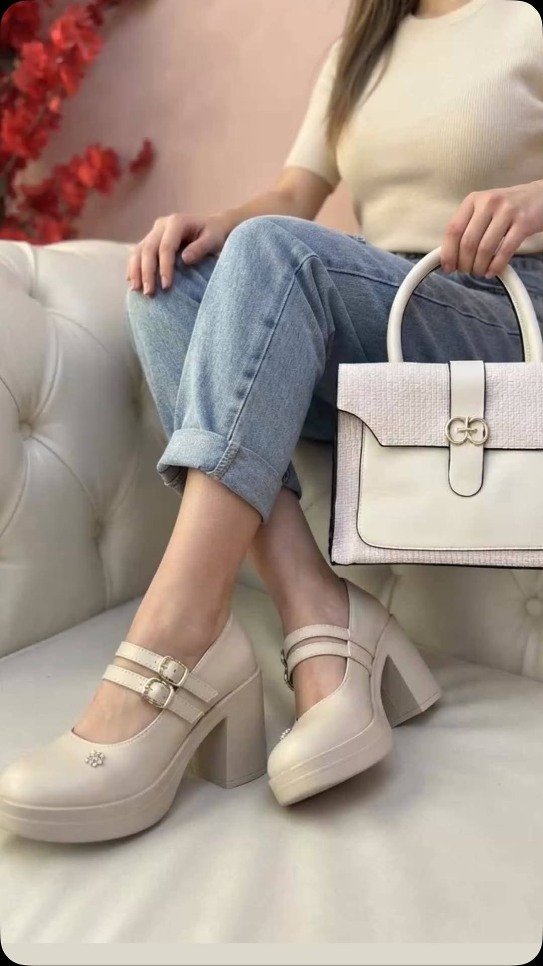 أضيفي لمسة من الأناقة والرقي لإطلالتك اليومية مع هذا الثنائي المثالي! 😍
👠 الحذاء 
حذاء ماري جين العصري بالكعب العريض ليمنحكِ الراحة والثبات طوال اليوم، مع تفاصيل الأبازيم المزدوجة والزهرة الكريستالية الصغيرة التي تضفي لمسة أنثوية ساحرة. اللون البيج الكريمي يتناغم مع كل شيء 
👜 الجنطة جنطة بتصميم كلاسيكي فخم، مصنوعة من نسيج بارز (Tweed) وقاعدة بيضاء ناعمة، مع إبزيم ذهبي مميز (GD) يعكس الفخامة. حجمها مثالي لكل أغراضك الأساسية
