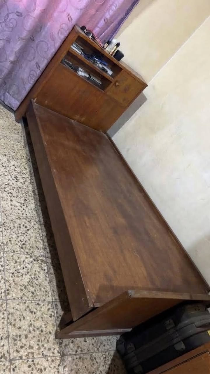 السلام عليكم.. ميز مكتبي جديد وجربايه عدد 2 نضيفات وكنتور جبير ابو البابين للبيع بسعر مناسب جدا .. بغداد الكرخ.. رقم الواتساب ***********
