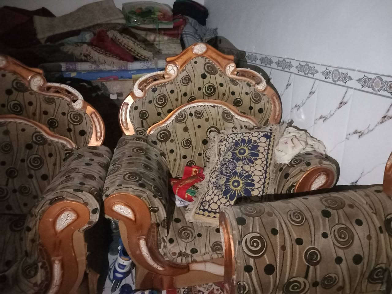 تخم قطعه كبيرة وثلاثة ازغار وطبلات اربعة جام انظاف وبوفية يرادلة ترتيب البوب مالتة باسعار رمزية جدا لليحب بالخدمة 
***********
***********
