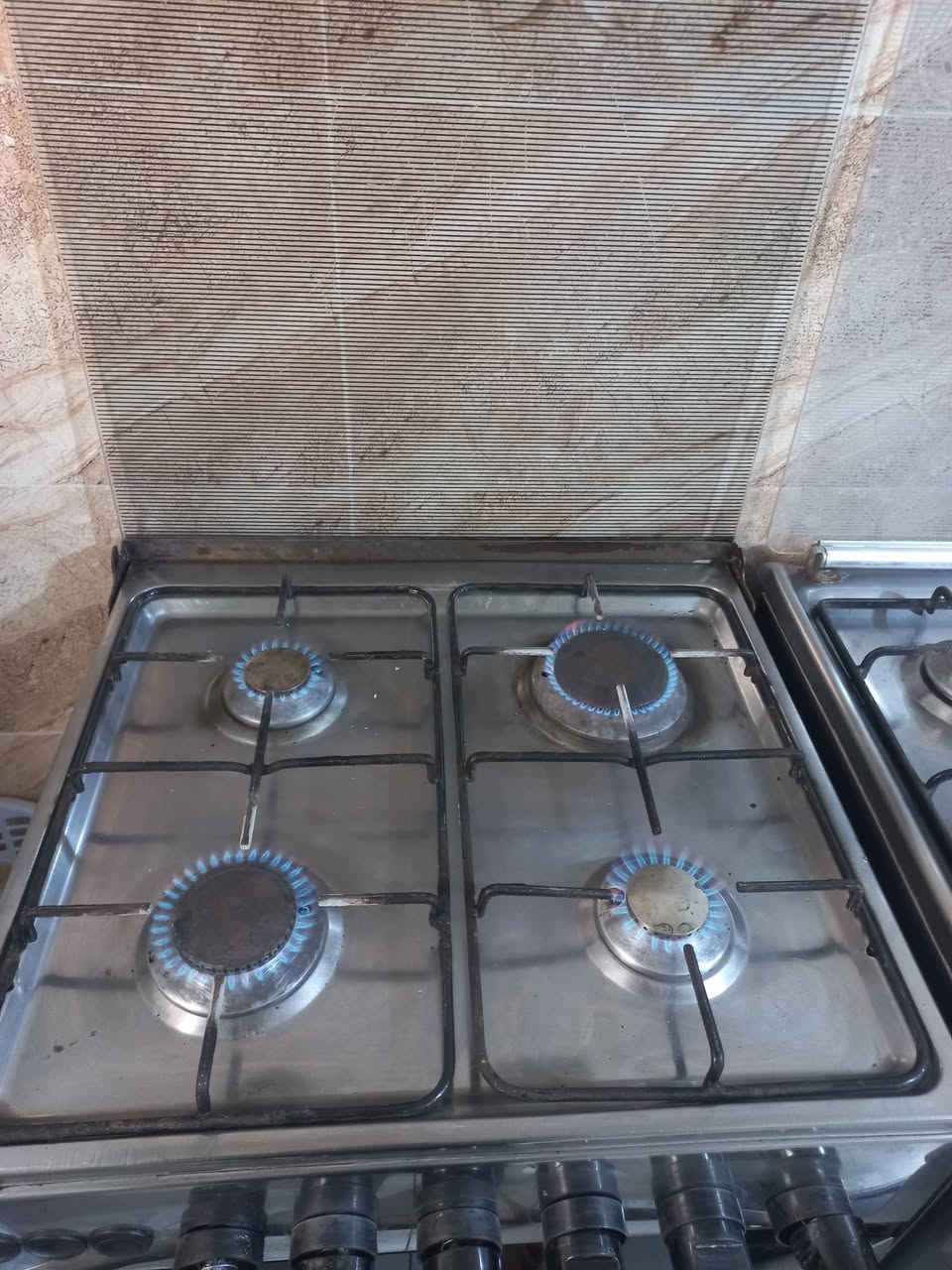 طباخين للبيع نظيفات جدا وشرط الفحص نار حلوة بيهن .. ابو العيون الصفر ب 90 والثاني ب 80 نهايتهم.. واليريدهم اثنينهم انزل شوية سعرهم ... العنوان بالسهلة بشارع الزوار .. وهذا الرقم ***********
