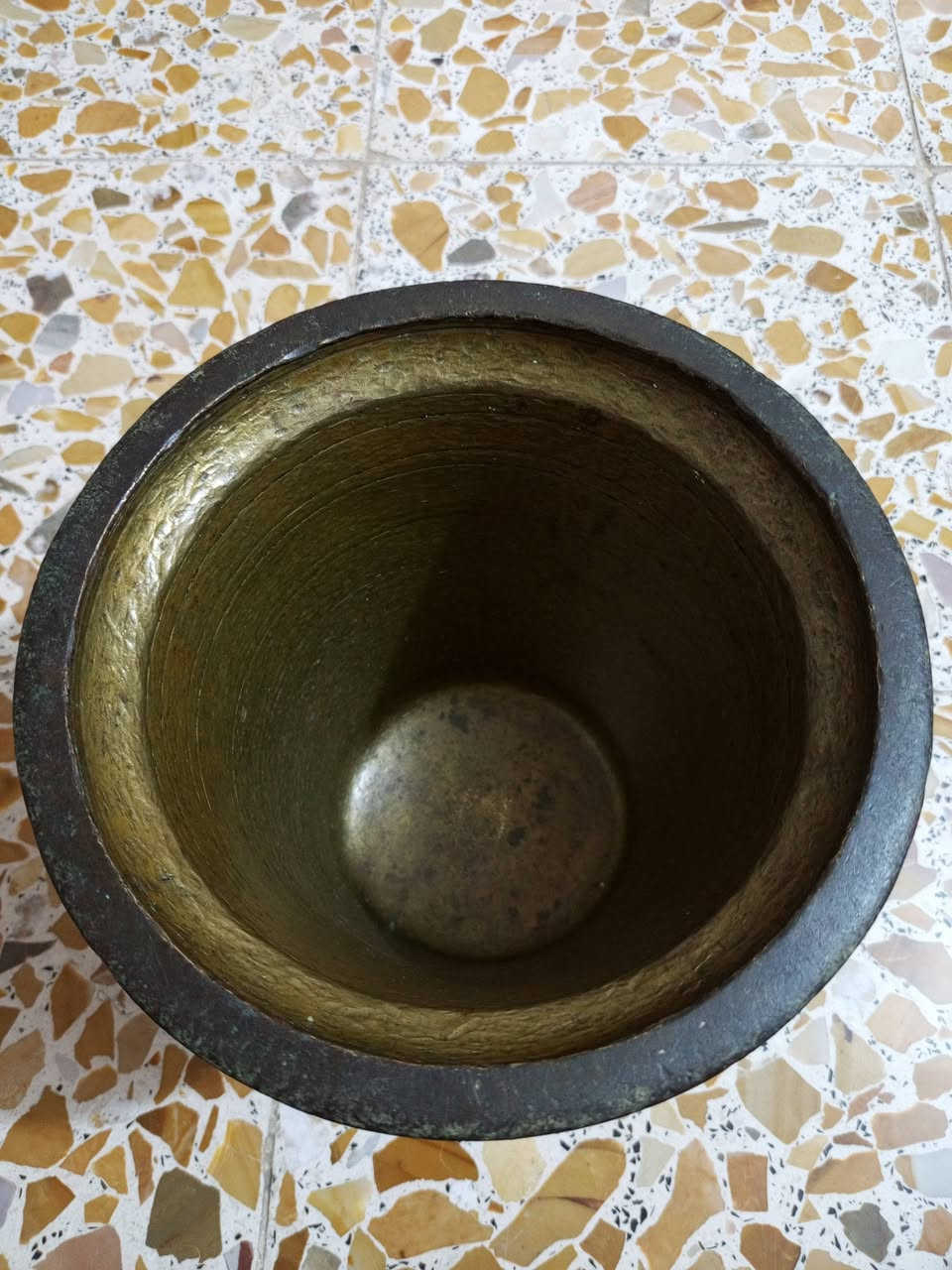 هاون بغدادي ابو التراجي قديم جداً جداً ارتفاع 20سم واليده 31سم
للبيع ‏‪***********‬‏ يوجد توصيل كافة المحافظات
