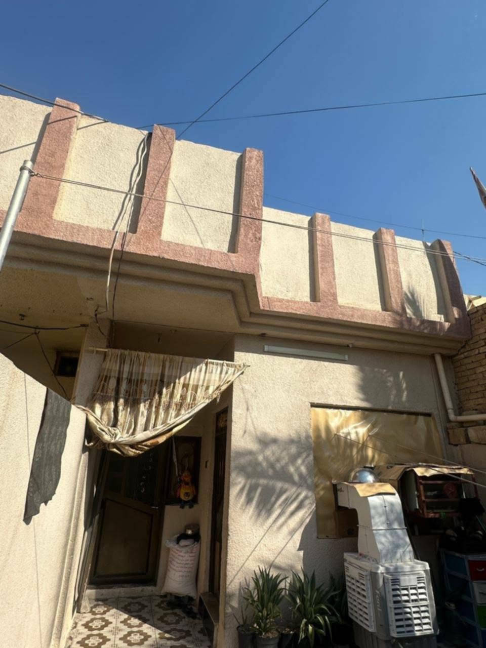 بيت للبيع مساحه ١٠٠م  طابو صرف طابق واحد ٥*٢٠الموقع الحر  بالفرع مقابل بلديه القديمه مجمع الدره الطبي  وقريب من مرقد الحر يتكون من استقبال وصاله وغرفه ومطبخ وصحيات داخليه و خارجيه السعر ١٢٥ وبي مجال قليل واتساب  واتصال على الرقم ***********
