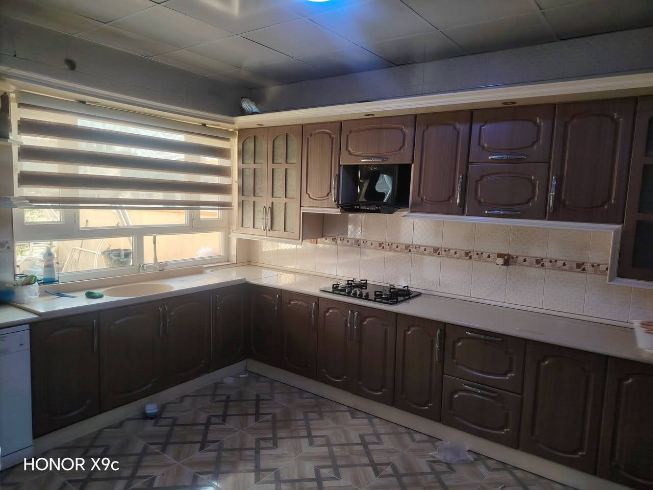 كاونتر درجه اولى السعر ٣٥٠ الشراي يجي خاص او واتساب ***********

نص مكتوب في الصور:
- HONOR X9c