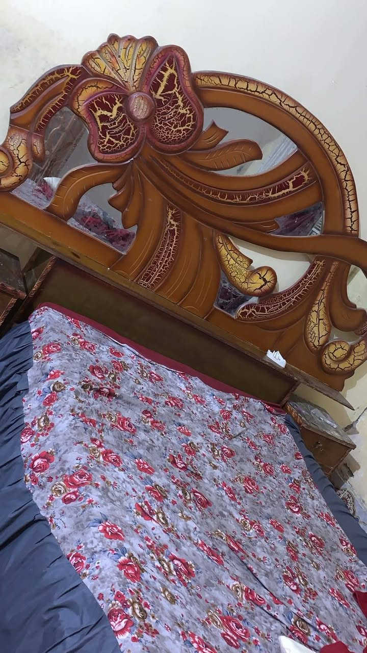 السلام عليكم عندي غرفه خشب عراقي كنتور ٦ أبواب + جربايه + ميز جربايه + كومديات ٢ للبيع المكان واسط قضاء الصويره الاستفسار الاتصال على الرقم /***********/ او مراسله الصفحه
