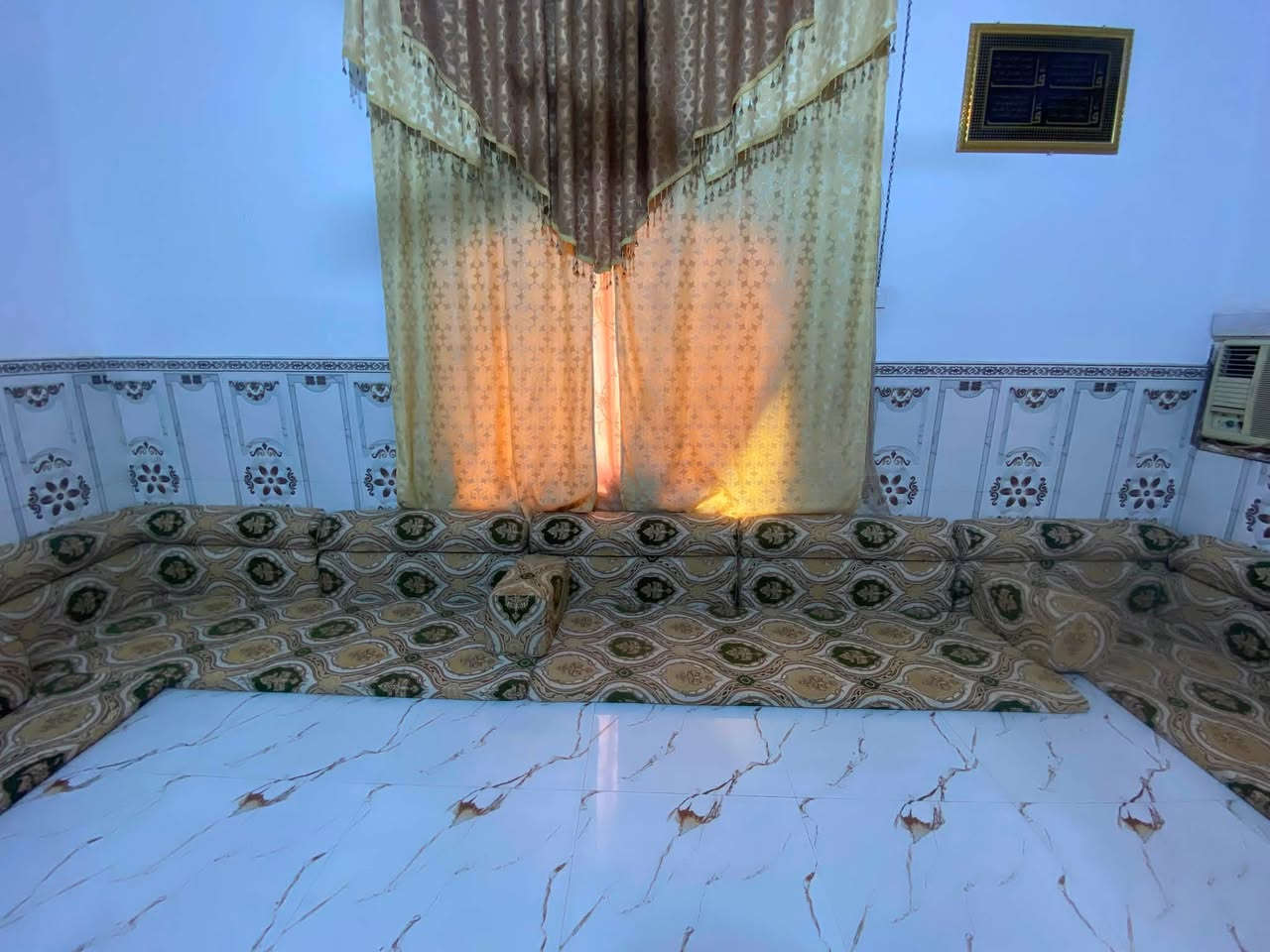 ديوان 7قطع نضيف كلش 350
بردات ام التاج الملكي الوحده ب150
معرض ومنضد خشب 250
ثريه 100
ميز ابلازمه 150

للتواصل ***********
