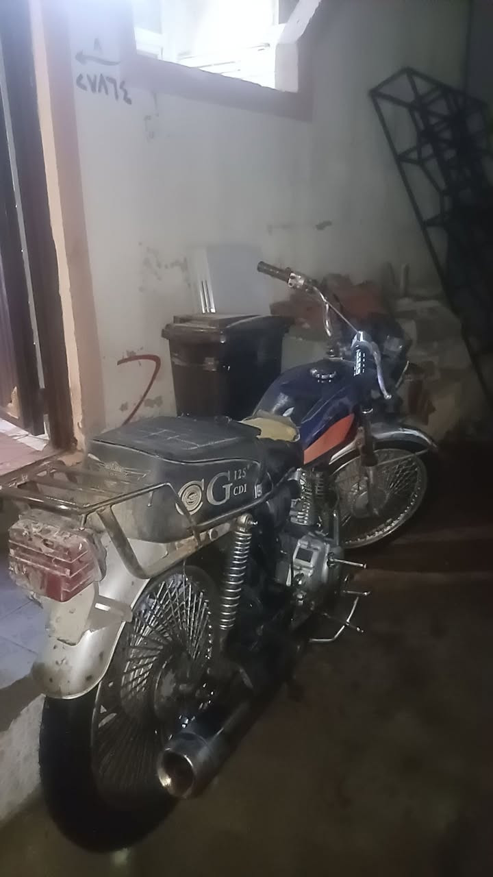 ئەم ماتۆڕسکیلە مارکەی CG (یان CG125)یە.بۆفرۆشتن
سەر بە شێوازی کلاسیکی Honda CG125 و لەسەر کورسییەکەشی بە روونی لۆگۆ و ناوی CG 125 CDI نووسراوە.بۆفرۆشتن  
نرخی 225هەزارە لە سلێماننیە
ژم ***********
