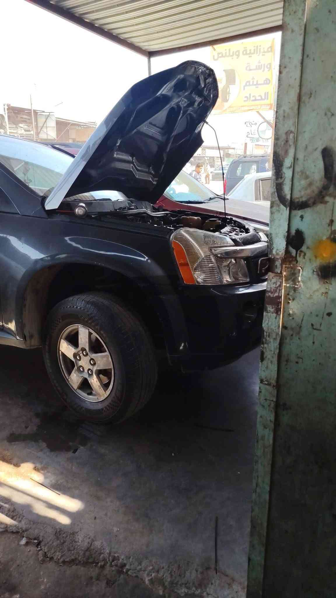 🔧 مجموعة أعمال متفرقة داخل الورشة بأوقات متفاوتة 🚘

تم إنجاز مجموعة من أعمال الصيانة الميكانيكية والكهربائية، وبالتفاصيل التالية:

🔹 أولاً: حدادة أمامية عامة

• فحص جميع أجزاء الحدادة الأمامية وتشخيص مصادر الأصوات والرخاوة
• فحص الأذرع والبوشات والكام شفتات  والربلات
• شدّ وترتيب جميع أجزاء الحدادة
• تشحيم القطع التي تحتاج إلى إدامة
• إجراء ميزانية أمامية وضبط زوايا الإطارات بعد إكمال العمل

🔹 ثانياً: تبديل أذانات الكير الدائرية

• فك أذانات الكير القديمة والمتضررة
• تنظيف أماكن التثبيت وفحص البراغي
• تركيب أذانات كير دائرية جديدة نوع كوري
• ضبط موقع الكير وشدّ البراغي بصورة صحيحة
• فحص السيارة للتأكد من اختفاء الاهتزاز والضربات

🔹 ثالثاً: تبديل دچات  المحرك الجانبية

• فحص دچات  وقواعد المحرك
• تبديل الدچات  الجانبية المتضررة
• ضبط استقامة المحرك داخل الحوض
• شدّ جميع نقاط التثبيت
• فحص اهتزاز المحرك عند التشغيل والتعشيق

🔹 رابعاً: عمل سنتر لوك للأبواب الأربعة

• تركيب ماطور سنتر لكل باب
• تمديد وربط الأسلاك بصورة مرتبة وآمنة
• ربط المنظومة مع وحدة التحكم والريموت
• ضبط حركة أقفال الأبواب الأربعة
• فحص الفتح والغلق والتأكد من عمل المنظومة بالكامل

🔹 خامساً: إدامة منظومة الاحتراق بالكامل

• فحص وتنظيف البخاخات والتأكد من انتظام ضخ الوقود
• فحص الابلكان وتنظيفها أو استبدال التالف منها
• فحص واير بلك  والكويلات
• تنظيف بوابة الهواء والثروتل
• تنظيف مجاري سحب الهواء
• فحص صمام الـPCV ومنظومة تهوية المحرك
• فحص القراءات الحية ومسح رموز الأعطال
• إعادة برمجة وتنظيم عمل المحرك بعد إكمال الصيانة

🔹 سادساً: صيانة ظفيرة المحرك

• فتح وفحص الظفيرة بالكامل
• معالجة الأسلاك اليابسة أو المتضررة
• إصلاح أماكن القطع والربط غير الصحيح
• تبديل الفيش المتضررة وتنظيف نقاط الاتصال
• تثبيت الأسلاك بعيداً عن الحرارة والأجزاء المتحركة
• تغليف الظفيرة بشريط حراري لحمايتها
• فحص خطوط الكهرباء والأرضي والتأكد من ثبات الإشارات

✅ تم فحص جميع الأعمال وتجربة السيارة بعد الصيانة للتأكد من سلامة التشغيل.

🔹 سابعاً: تبديل وبرمجة وحدة الـBCM

• فحص وحدة التحكم بالهيكل وتشخيص الخلل
• فحص الفيوزات والفيش وخطوط الكهرباء والأرضي
• فك وحدة الـBCM القديمة وتركيب الوحدة البديلة
• برمجة الوحدة وربطها مع أنظمة السيارة
• إجراء تعلّم نظام الحماية والمفتاح
• برمجة السنتر لوك والإنارة والتجهيزات الكهربائية
• مسح رموز الأعطال وإجراء فحص نهائي للتأكد من عمل جميع الوظائف بصورة صحيحة

🔧 ورشة أنور سوزوكي وإكونوكس

📍 كربلاء – الحي الصناعي – البلوك الثاني – شارع السايدين (سايد الدخول)

📞 ***********
📞 ***********

تشخيص دقيق… صيانة متكاملة… وشغل مضمون بإذن الله 🚙✨
