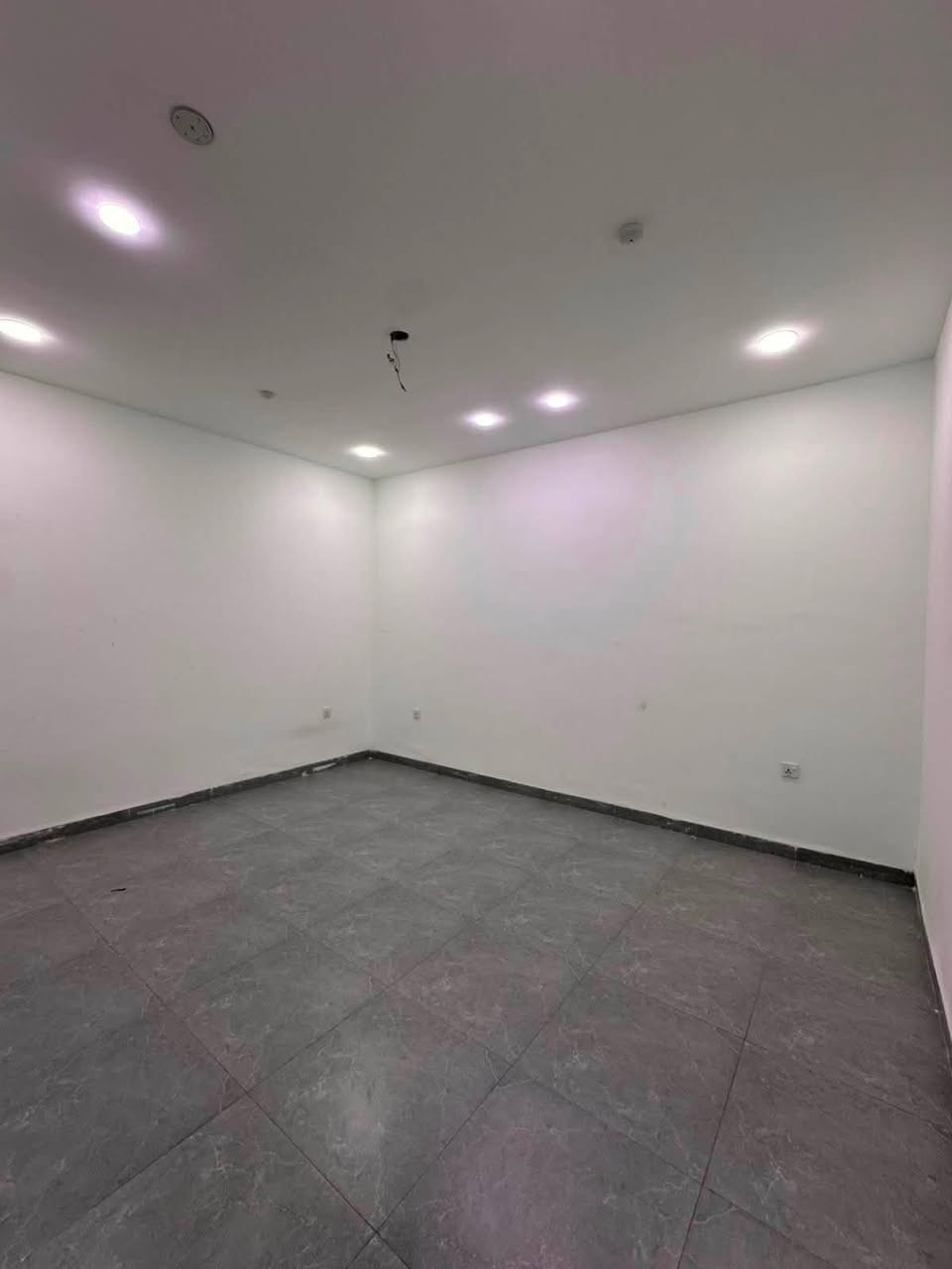 #للايجار_____في_____السيديه
✨ وحدة سكنية VIP – الطابق الأول (فوق الأرضي)

🔹 تتكون من:
• غرفتين نوم
• صالة مريحة
• مطبخ
• خدمات متكاملة

💰 قيمة الإيجار: 750,000 دينار عراقي شهريًا
🔒 مع تأمينات

📞 للاستفسار والحجز:
***********

📍 أو زورونا في مكتب الفهد الهندسي.
