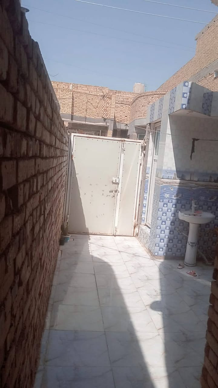 بيت للبيع بناء حديث كونكريت بدايه  في حي الامين الثانيه قرب الشارع الرئيسي 100مترطولاني  التواصل ***********
غرفه+صاله+استقبال +مطبخ+منور+صحيات
