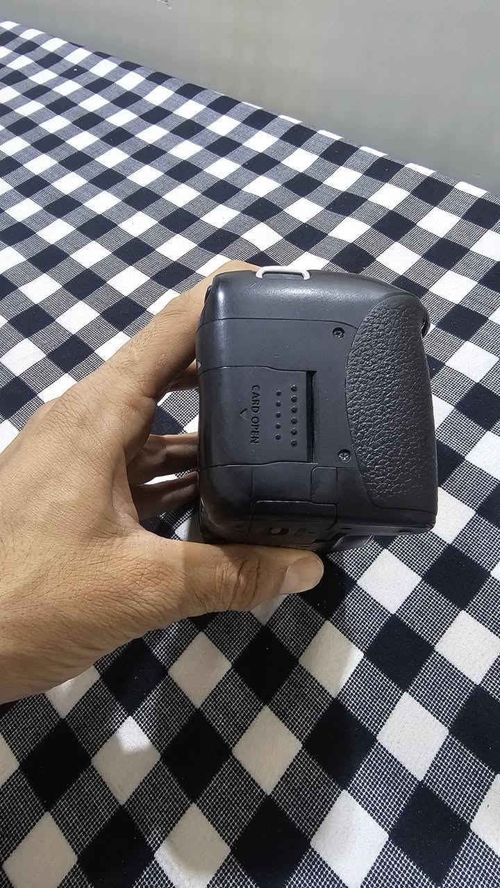 كامرا كانون 750d
عدسة رياضية 70-200
ملحقات كامله
جنطه 
بطاريات 2
شاحنه اصليه 
رام 
مكاني البصرة *********** راسلني وتدلل
