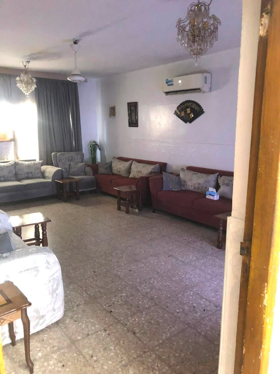 عقار للبيع في الشرطة الخامسة شارع المدارس 300 متر + ثلاث محلات وحديقة وكراج اكثر من سيارة : الطابق الاول غرفة نوم ومطبخ وهول واستقبال كبير وحمامين . الطابق الثاني سويت غرفتين + حمام ومطبخ للاستفسار  ***********
