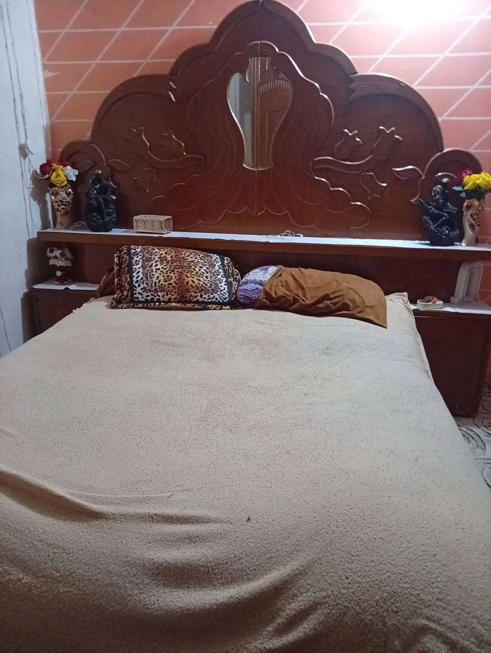 سلام عليكم غرفه نوم للبيع نضافه 90بل ميه تزكام مكاني حي غدير سعر 500رقم جهاز ***********
