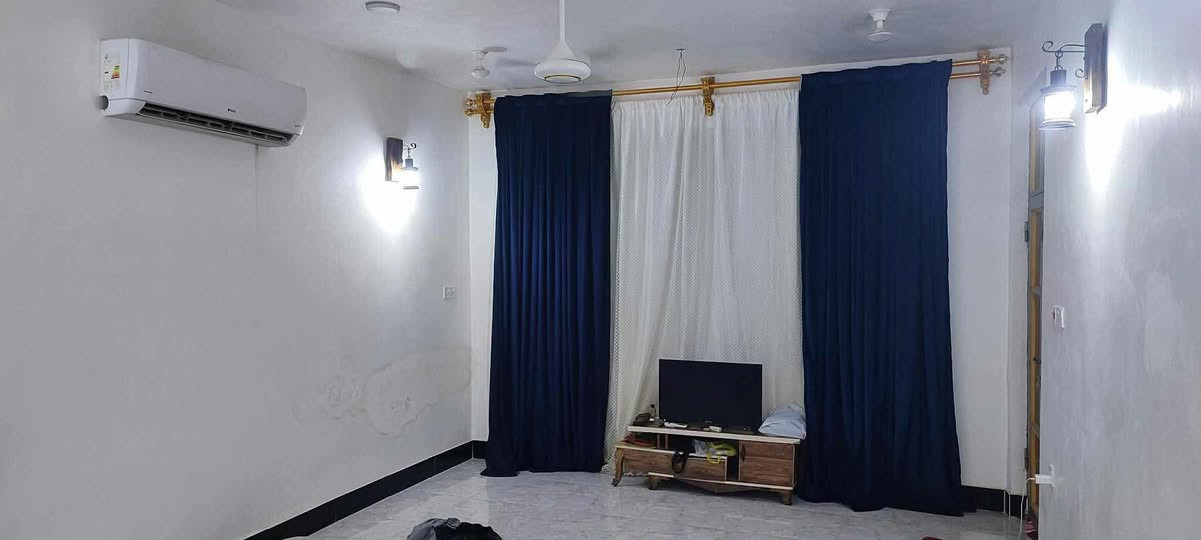 بيت للبيع في حي الحكيم نزلت السكله
مساحه 260 م عالي عن الشارع مرقم بالبلدية
بناءه طابوق السقف صب الارض رفته
يحتوي على غرفتين نوم وصحيات داخليه وخارجيه غربي وشرقي مخزن بالبيتونه مناوره 2
غاز تأسيس بواري مساحه البناء 190 م
والباقي طرمه وحديقه
