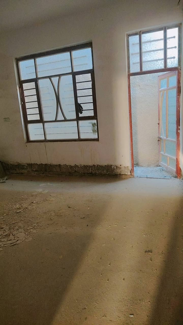 السلام عليكم
بيت للبيع مساحة 100 متر يحتوي على استقبال + صالة +مطبخ + غرفة نوم +بيتونة يحتوي على سطحين + نقص البيت كاشي أرضية فقط // البيت بسمي / مكان البيت المحمودية حي المراتب / السعر 48 مليون وبي مجال قليل الشراي يتصل *********** /// *********** بيهن واتساب
