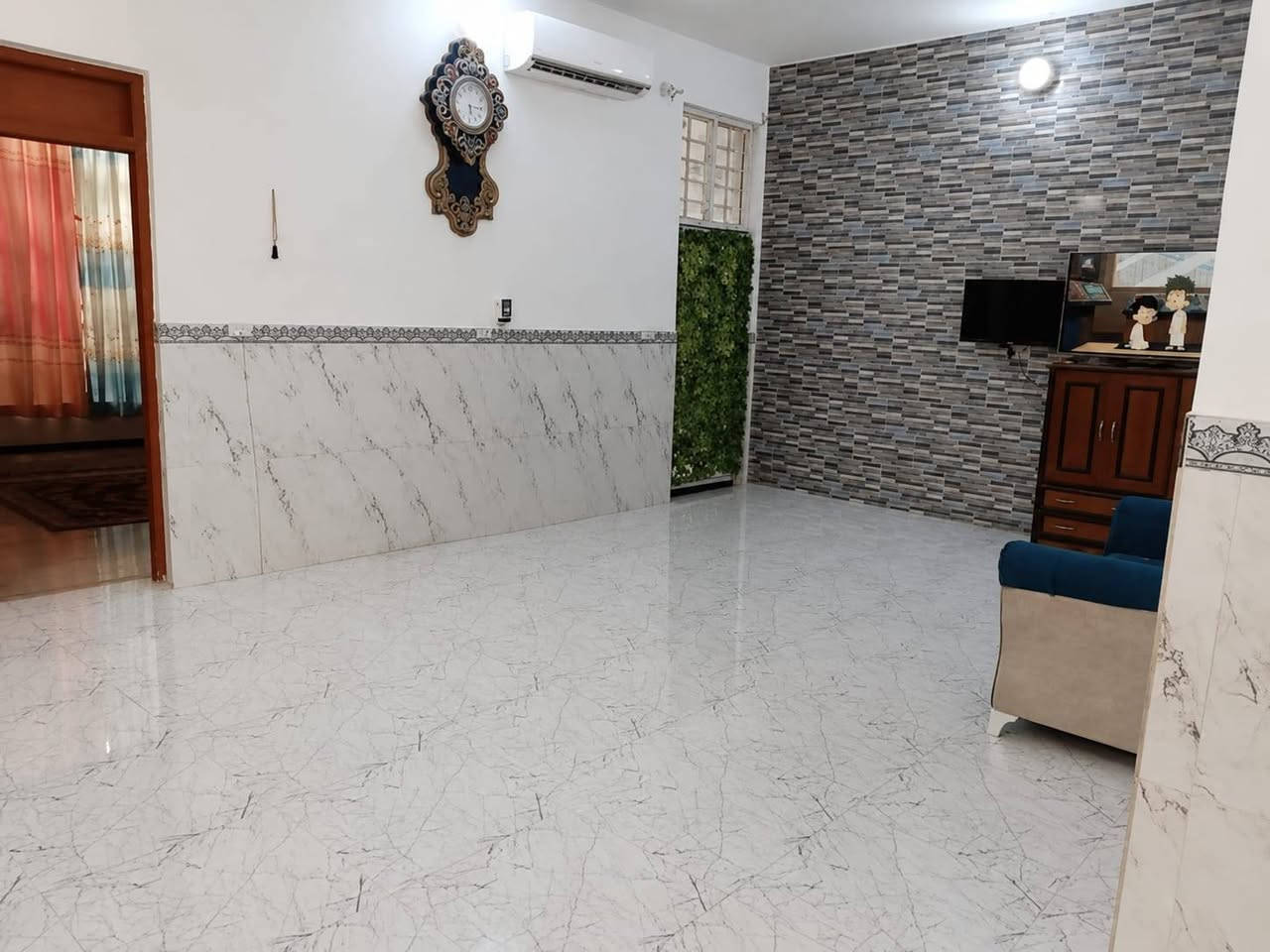 سلام وعليكم بيت بلا كوت جديده شارع بيت حايف مساحت البيت 300
المساحة ١٥×٢٠
هول واستقبال ومطبخ وغرفتين غرفة منهن بيها حمام
وحمامات وصحيات خارجية وداخلية وكراج وحديقة ***********
