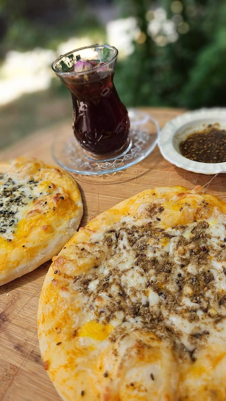 ما يِحلى الصباح إلا ويه مناقيش مطبخ العائله الحارّة 😍🔥
ومعها الجاي المهيل ☕️❤️
🥙 صغير بـ 1000 دينار
🥙 وسط بـ 2500 دينار
طعم حار، ريحة تفتح النفس، وصباحك غير ويه مطبخ العائلع 👑🔥
📞 ***********
