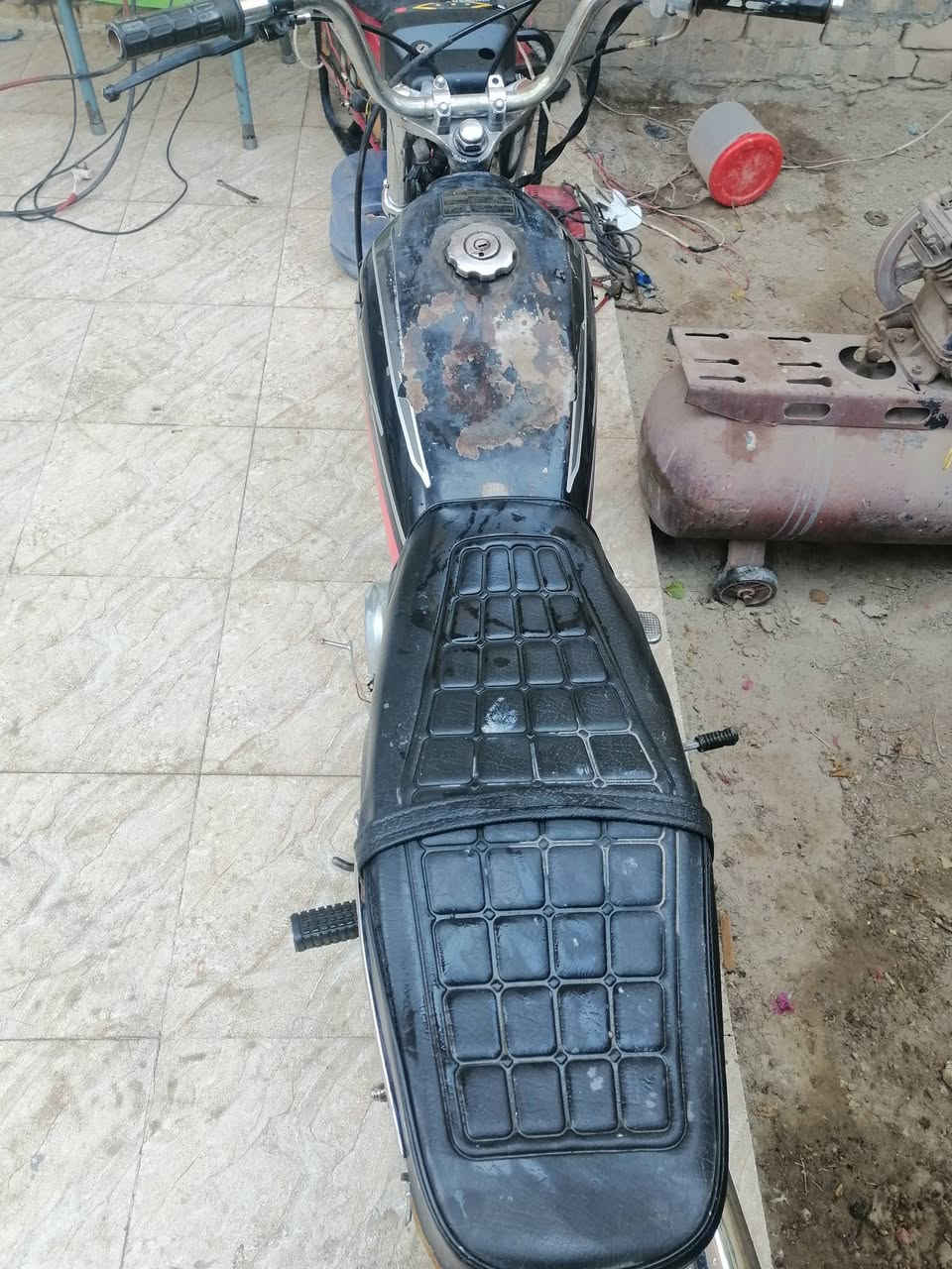كلك كلك كلك
تأيكر 21 وياله وتايرات جدد مال نامه دبلات خلمي امامي جديد كلجات جدد شعله ومعدل بريك جديد دراجه عوزها بس دوسه تخلي عليها رجلك وبيها خيط بخار ب 200 وبيها مجال بسيط شراي يتصل ***********

