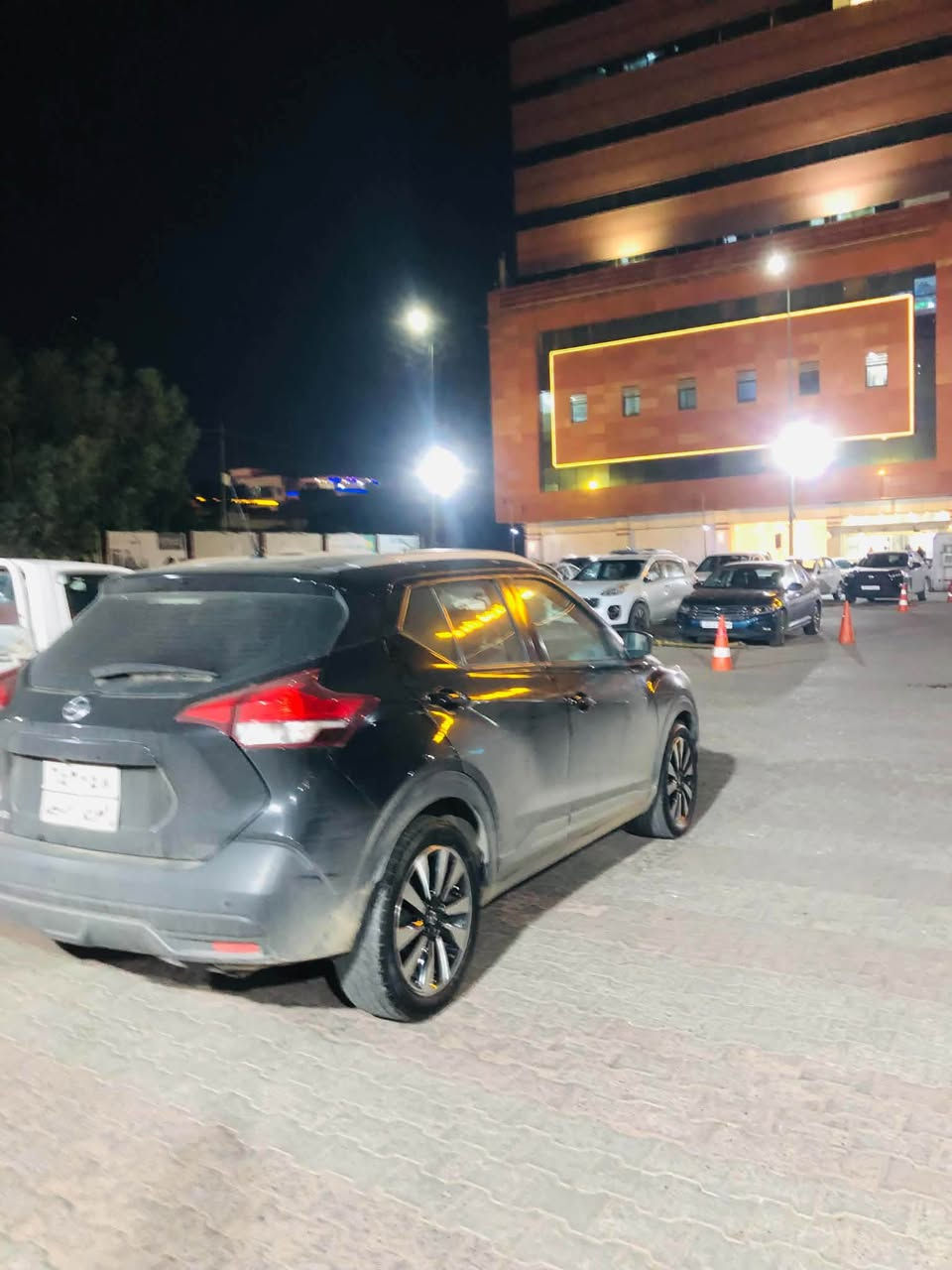 نیسان کیکس مۆدێل٢٠٢٠خەلیجی  گێر و مەکینە بەشەرت دەرگایەک و یەک پەلە بۆیاخی هەیە لەگەل جەمپێکی پشتی زۆر خەفیفە جەمپ نیە قۆپە بەس من دەڵێم جەمپ هەستی پێناکەی بێ ئێرباگ بێ ژۆرێ سەنەوی ٥مانگە بەسەرچوە ١٠٠ هەزاری حەقیقی رۆشتیە سعری ١٣٠ أربيل, العراق
