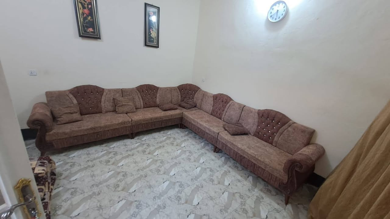 🛑 بيت للبيع_فقط بدون دلالية سعر مناسب 
​📍 الموقع: كربلاء / الحر / حي سومر (مقابل الاتحاد الرياضي).
🚶‍♂️ يبعد 100 متر بس عن شارع الكوسترات الرئيسي، وكل الخدمات واصلة (ماء، كهرباء، مجاري) .

​المساحة: 100م (طابقين).
​الواجهة: 8 متر | النزال: 13 متر.
​البناء: طابوق وصب مسلح (حديث).
​: 3 غرف نوم + استقبال + صالة + مطبخ.
​الصحيات: مجمع خارجي وداخلي وبالطابق الثاني.
​التشطيبات: الأرضية بورسلين ثقيل، والتأسيسات (ماء وكهرباء) درجة أولى.
​الأوراق: سند 25 إقرار محكمة من المالك مباشرة.
​💰 السعر: 118 .. (وبي  مجال )
*********** (أنا صاحب الدار). كربلاء, العراق
