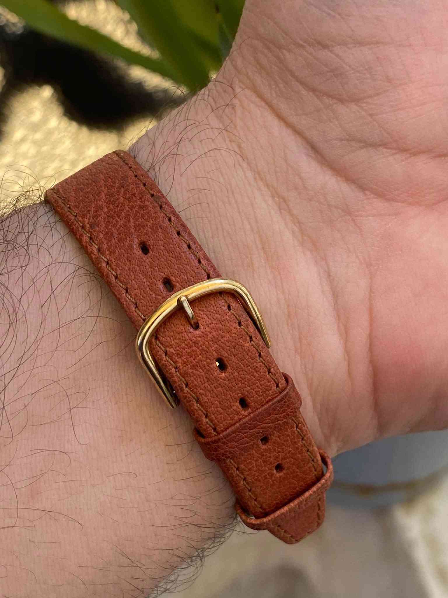 السلام عليكم 
جمال الفنتج 
اوميكا جنيف 
نصب تكويك 
سويسري اصلي 
طلاء ذهب ٢٠ مايكرون 
نظام العقربين 
سير مستبدل جلد اصلي 
زجاج مقاوم للخدوش
القطر ٣٣ رسمي 
السعر ٣٥٠ الف
يوجد توصيل لجميع المحافظات 
***********
