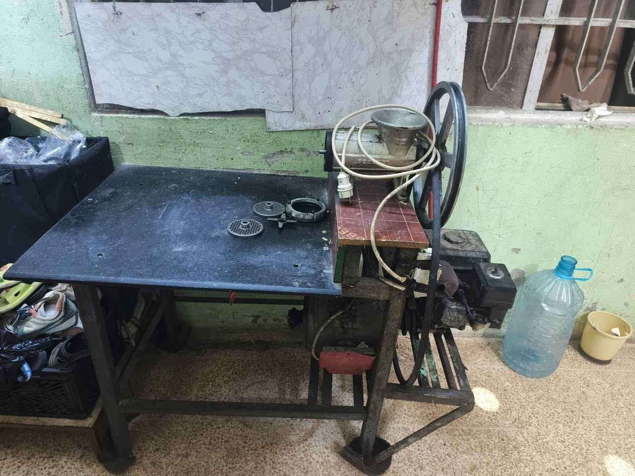 السلام عليكم يوجد اغراض مال مطعم شوي للبيع بي اسعار مناسبه اشتريد اغراض دزلي صوره وردلك السعر اوتدلل 
شيش كباب عدد 850شيش ماطور ي حجم 2500عدد 2 مكينه مثرامه اخو الجديد مستعمل شي قليل كهرب او بانزين حجم 32 قلاية مال بركر عدد 2كابسيسه قالب مال بركر عدد 1ثقالا مال بركر عدد 1مبرده حجم 2500عدد 1علمن الموبرده سولان ايرانيه جديده ماطور مال شريكة اخوان ايغرض دزلي صورتو وردلك السعر اوتدلل 
***********
***********
