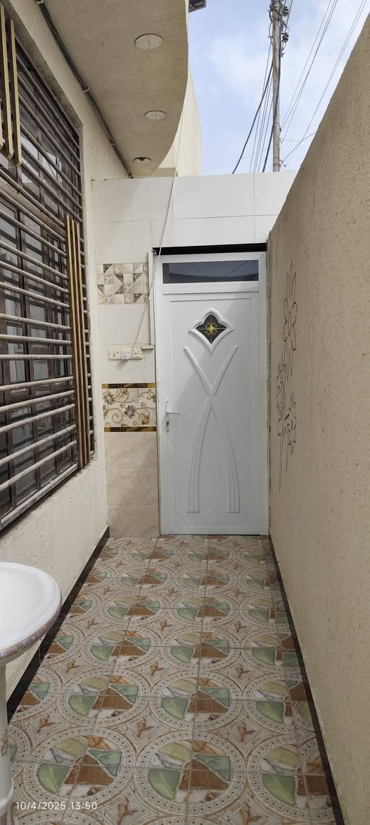 🏠 بيت للبيع – فرصة ممتازة للسكن والاستثمار 🏠
📍 الموقع: نهر خوز – شارع الطريزاوية
📐 المساحة: 150 متر
📜 السند: طابو زراعي، سند 25 سهم، باسمي
🏡 البيت يتكون من: • غرفتين نوم، كل غرفة 5×4
• صالة
• مطبخ
• ديوانية
• حمامات داخلية وخارجية
• كراج يسع سيارة 🚗
• مجاري البيت مأسسه كامله على النهر حتى ماي المطر ميطلع على شارع 
• موقع ممتاز جداً، والجيران طيبين ومحترمين 🤝
💰 السعر: 100 مليون دينار قابل للتفاوض للجادين فقط.
📱 للاستفسار والتواصل: [رقم الهاتف] ***********
⚠️ ملاحظة: البيع مباشر من المالك.

