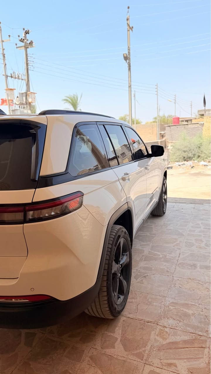 جيب كراند شيروكي خليجي كفالة عامة 
فئة بلاك توب ادشين فول مواصفات 
سيارة جديدة كارتون ماشية 42 فقط 
داخل احمر مميز 
كشنات تدفئة 
نقاط عمياء 
حساسات امامي خلفي 
سايد بريك بصمة 
فتحة سقف 
سياقة ذاتية 
هووواي بيها موصفات معروفه مايحتاج ذكرها 
سعرها 380
هـ *********** البصرة, العراق

