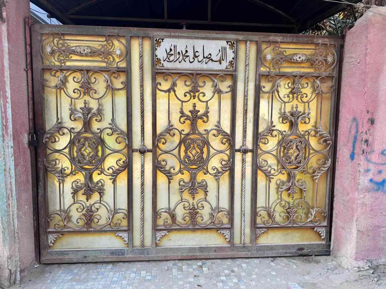 سلام عليكم باب حديد للبيع مستخدم شوفه عينك
قضاء الهوير/ قرب مركز الشرطه.  الاستفسار ع رقم التالي ***********
