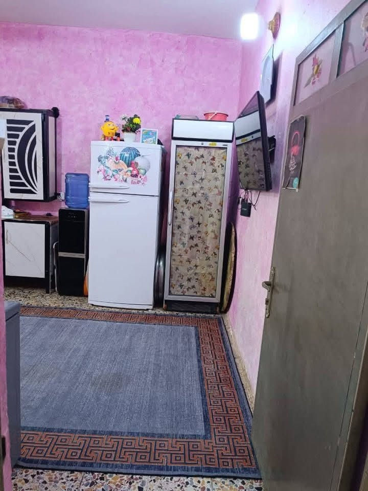 ‏سلام عليكم  بيت ملك ‏صرف 200 متر ￼ الشمري مقابيل أسواق العائلة ثالث بيت عن شارع ا الشمري متكون من استقبال وثلاثة غرف نوم صالة ومطبخ رقم الموبايل *********** ￼
