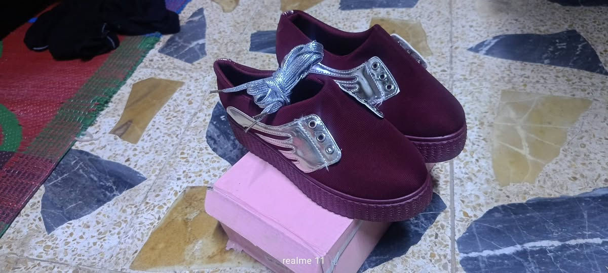 شلعه 100 قطعه سعر القطعة 2 الف الحجز ولاستفسار وتساب ☎️ ***********

نص مكتوب في الصور:
- realme 11
- realme 11 Be Strong