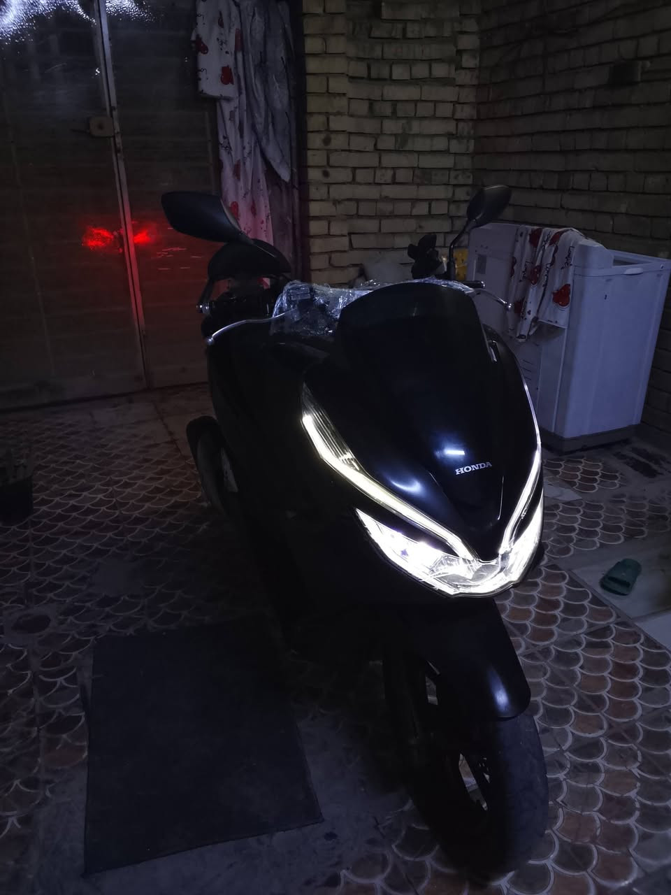 سلام عليكم PCX. جيل ثالث كوري بصمه.
دراجه نظيفه مال بيت مكينة مكفولة ناعمه 
شعلة معدل زينة دراجه ماشية 27 حقيقي 
دراجه نقص مالتهه فقط حساسات وتريشة 
مثل ما موضح بل صورة بيهه سستم بلوتوث 
فقط تربطه وستان موبايل دراجه سعرهه 14 
وبيهه مجال مكان بغداد البلديات.
الرقم ***********
