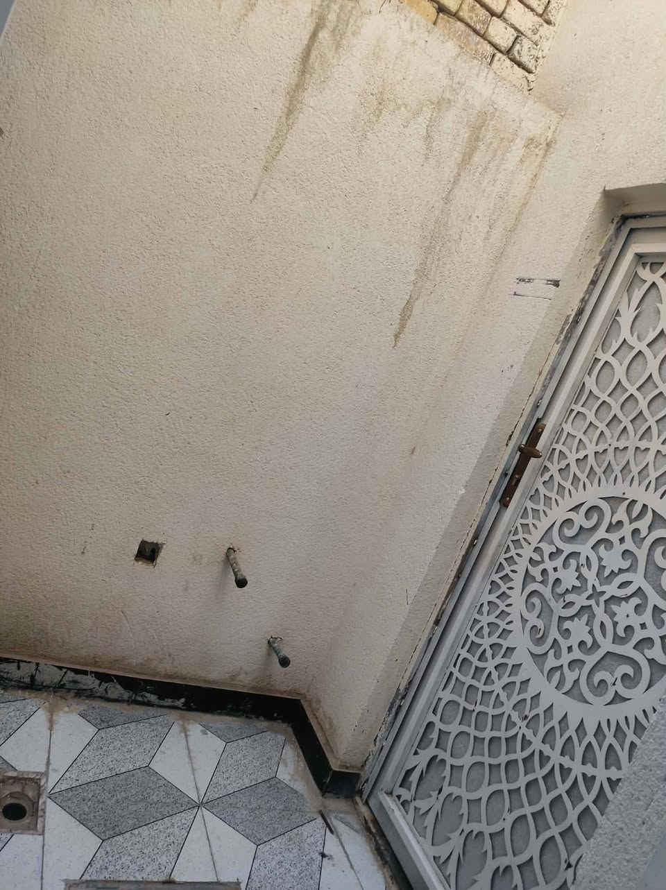 سلام عليكم بيت البيع مساحته 200 متر صب كونكريت البيت زراعي كل الخدمات متوفره بيه وبيه وصل طابو مكان البيت بل كنهاره مقابيل منطقت الحشد وسعر 90 وبيه مجال والشارع المقابيل 15متر‏‪  ‏‪تفاصيل رقم ‏‪***********‬‏
