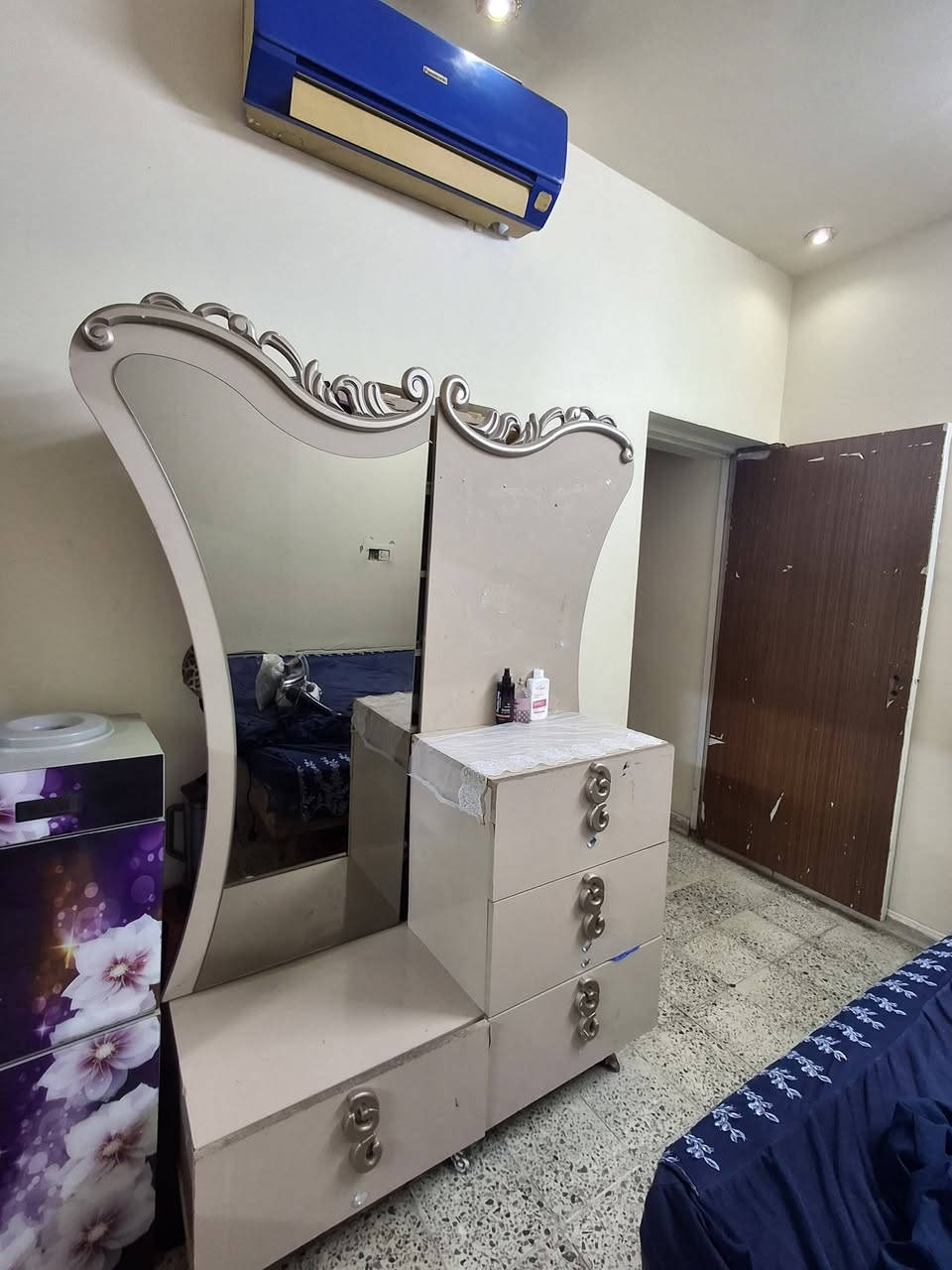 غرفه تركي للبيع
يحتاجلهه ترتيب شادهه براغي الجربايه يحتاج تخته 
السعر ١٢٥ بيهه مجال الشعب مقابل جامع الشروفي 
***********
