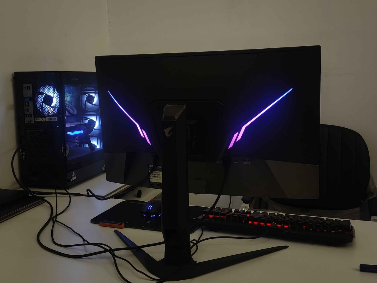 تجميعة للبيع ( كيس + شاشة + ups + headset )
case:
Intel i7-12700 
ALSEYE M240 Plus Liquid Cooler 
gigabyte z690 ud ddr4 
16gb ddr4 
rtx 3080 zotac gaming 
samsung m.2 980 pro 2tb 
ssd 2tb 
Hdd 1tb 
fsp hydro pro 800w bronze

monitor: aorus cv27q
27inch 2k/165hz
بيها اثر مال جكارة موضح بالصورة صغير بس ممأثر ع البكسلات عادي يشتغلن

ups: 2000 zeus offline

headset: HyperX Cloud II Wireless 

السعر 2 مليون كاملة
مكاني بغداد
*********** بغداد, العراق
