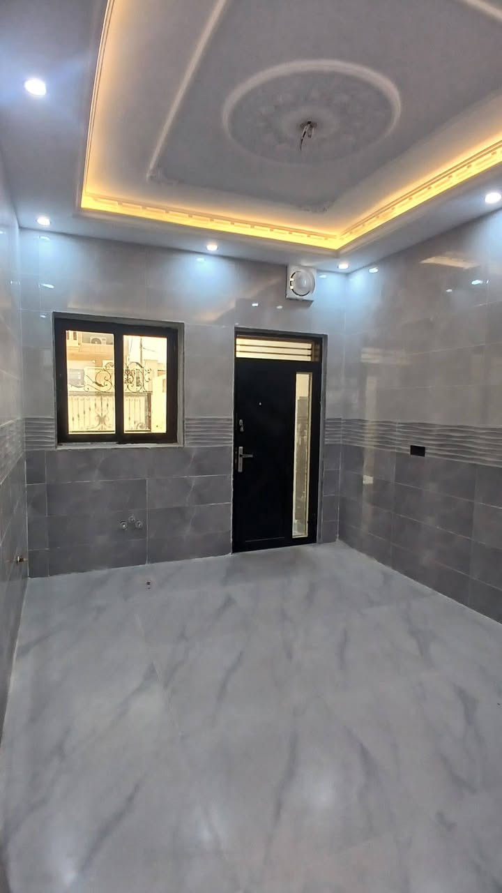 🏡 فرصة عقارية فاخرة | دار سكني فخم (زيرو) للبيع
📍 الموقع: تكريت – الديوم (منطقة التصنيع / بالقرب من شارع 30)
📐 المساحة: 150 م² (الواجهة 7.5 م × النزال 20 م)
✨ التفاصيل والمعالم المعمارية:
 * المساحات الداخلية: 4 غرف نوم واسعة | صالة استقبال فخمة | مطبخ بتصميم عصري
 * الخدمات والتجهيزات: 3 مجاميع صحية معلقة (نظام دفن) | أبواب داخلية تركية فاخرة
 * التشطيبات واللمسات الفنية: ديكورات سحب مغربي حديثة | سطح مكسو بالشتايكر المقاوم
 * المنظومة الأمنية: متكاملة ومجهزة بنظام كاميرات مراقبة حديث
📞 للتواصل والاستفسار:
 * ***********
 * ***********
🏢 مكتب أرض الأحلام للعقار
📍 تكريت – شارع الأربعين – بالقرب من فندق بلازا
🌐 نستقبل وعرض كافة العقارات (دور، أراضي، تجاري) في تكريت وجميع المحافظات.

نص مكتوب في الصور:
- أرض الأحلام للعقار
- ارض الأحلام للعقار