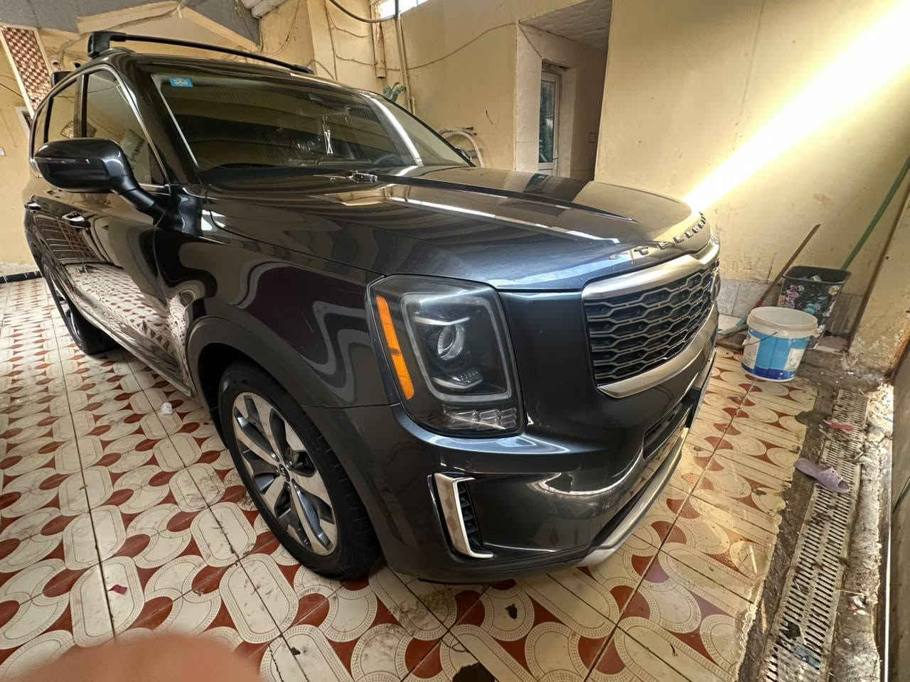 كيا تيلورايد 2020 LX نظافة 100%
مستعمل | 78.000 km | بنزين
المواصفات العامة والمحرك:
• المحرك: 6 سلندر (V6) سعة 3.8 لتر وقوة 291 حصان. كفالة.
• أرقام بغداد (خصوصي) باسمي تحويل ثاني يوم.
المواصفات الخارجية:
• اللون: رمادي غامق 
• فتحة السقف: فتحة سقف كهربائية.
• الإضاءة: إضاءة أمريكية LED مع كشّافات وسلاسل DRL نهارية.
• العجلات: ويل كب ألمنيوم مقاس كبير بتصميم رياضي.
• الحساسات: حساسات خلفية للركن.
• المرآة: مرايا جانبية كهربائية مزودة بإشارات تحذيرية.
المواصفات الداخلية والراحة:
• المقاعد: جلد أسود بحالة ممتازة جداً.
• التحكم بالكراسي: تحكم كهربائي لمقعد السائق.
• الشاشة والترفيه: شاشة لمس حديثة، مع كاميرا خلفية.
• أنظمة القيادة والأنظمة الذكية:
نظام تحديد المسار (Lane Keep Assist).
نظام منع التصادم / الفرملة التلقائية.
نظام مانع الانزلاق.
وضعيات قيادة متعددة (Drive Modes). • التكييف: تكييف مركزي ووكالة لكافة الصفوف.
• المساحة: 3 صفوف مقاعد (تسع لـ7 إلى 8 ركاب) مع مساحة تخزين واسعة بالصندوق الخلفي.
• الضرر: السيارة كفالة عامة فقط يوجد صبغ في جاملغ الأيسر من السيارة شبرين 
وأيضا بارد في حوض الاسبير فقط وباقي السيارة مكفولة كفالة عامة 
•مكان السيارة : ذي قار الرفاعي 
والسعر 225 وبيه مجال جدا قليل  للاتصال والاستفسار اكثر عن السيارة ***********/***********
