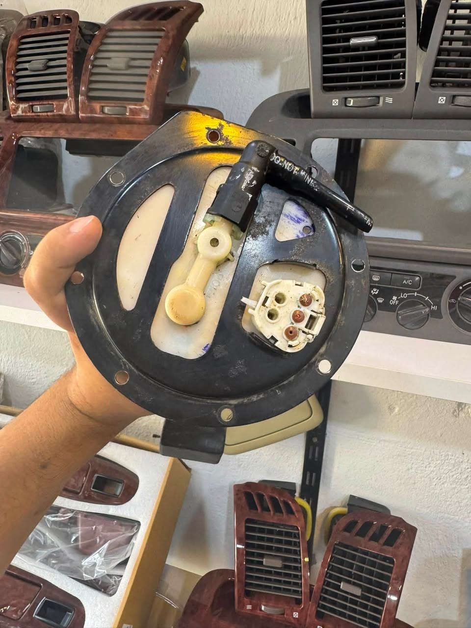 السلام عليكم
قاعدة فيول بمب كامري 2000 امريكي 
طوافه 3 خطوط 
تفصيخ اصلي وكالة دنسو 
السعر 90 الف 
حجز خاص او واتساب *********** 
بابل/المسيب خلف كراج بغداد 
متوفر توصيل 5000
